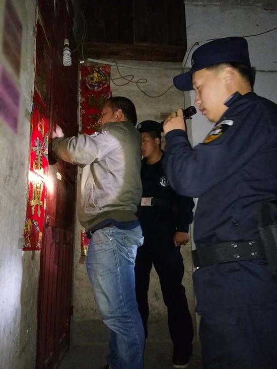 南昌粗心妈妈误将幼女锁家中 民警全城寻开锁师傅开门